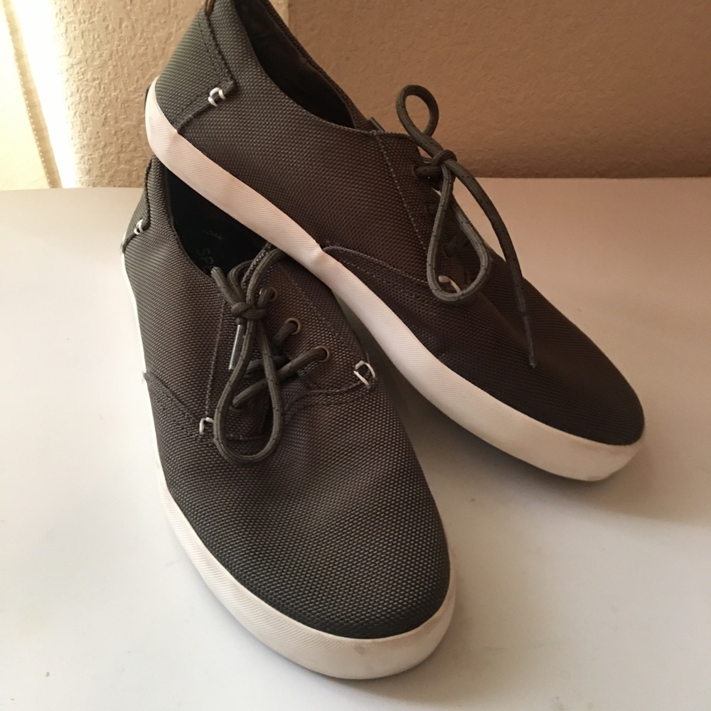 Size 6 Olive lace up Sperrys